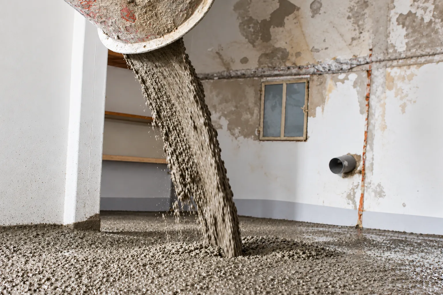 Coulage d'une dalle béton lors d'une rénovation intérieure